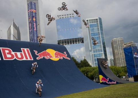 Renner sorprende en el Red Bull High Rise con un salto de más de 19 metros