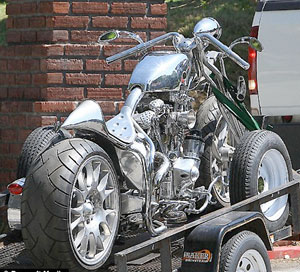 Brad Pitt aumenta su colección de motos con una Harley Davidson cromada