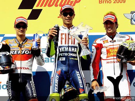 Rossi casi sentencia el Mundial de MotoGP en Brno con la caída de Lorenzo