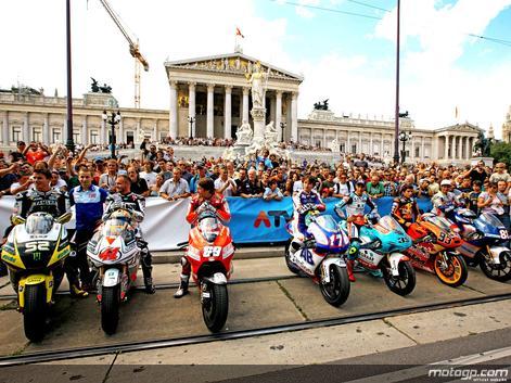 Los pilotos del Mundial de MotoGP visitan Viena y ruedan en sus calles