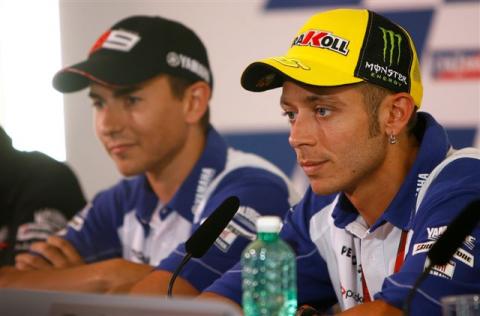 Rossi advierte a Yamaha que para MotoGP 2011 tendrá que escoger entre Lorenzo y él