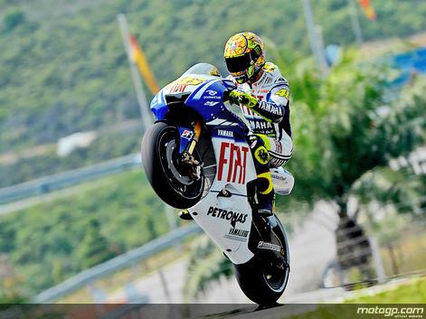 Valentino Rossi revalida el título de MotoGP y reivindica a las gallinas viejas