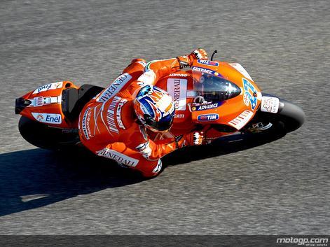 Casey Stoner controla el warm up de MotoGP en Estoril