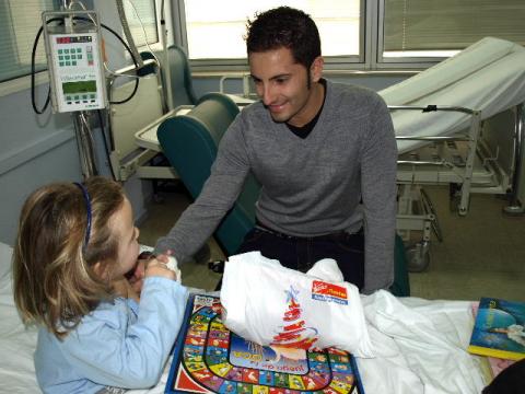 Héctor Faubel reparte regalos a los niños del Hospital La Fe de Valencia
