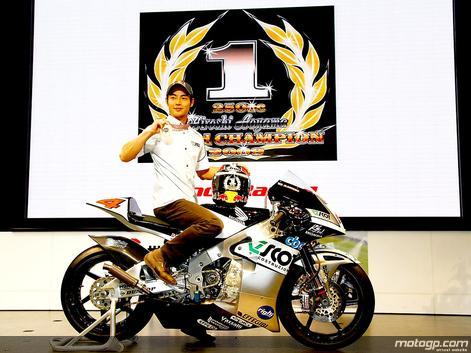 Gran recibimiento en Japón de Hiroshi Aoyama, el Campeón de 250cc