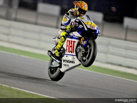 Valentino Rossi gana la carrera de MotoGP en Qatar con Lorenzo 2º y Stoner KO