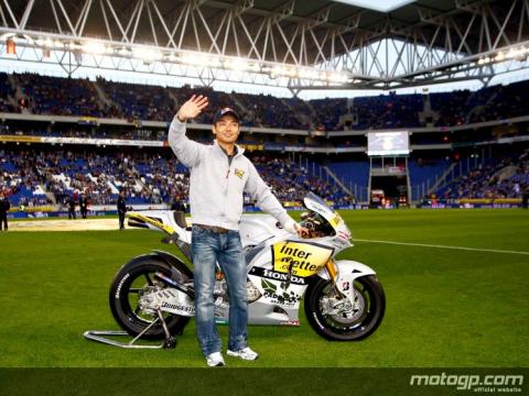 Hiroshi Aoyama presentó su Honda RC212V en el campo del RCD Espanyol