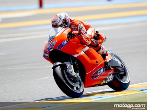 Casey Stoner toma el relevo a Rossi y domina la sesión libre de MotoGP en Le Mans