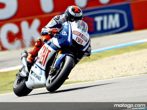 Jorge Lorenzo controla la carrera de MotoGP en Assen con Pedrosa 2º y Stoner 3º
