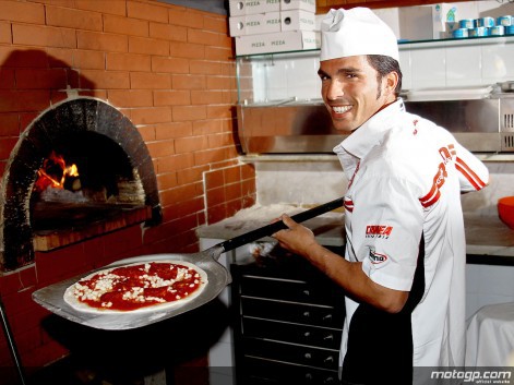 Los pilotos Moto2 se enfrentan en la cocina, el mejor pizzero es…