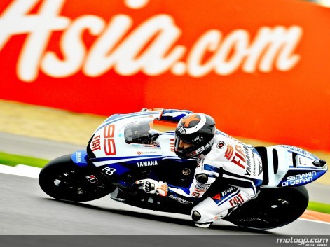 Lorenzo marca la pole de MotoGP en Silverstone con Pedrosa 3º a pesar de la caída [actualizado]