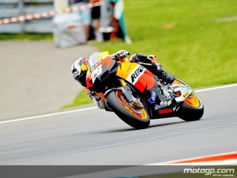 Dani Pedrosa vuela en Brno y marca la pole de MotoGP