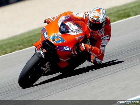Stoner sigue muy fuerte en Indianápolis y marca el crono de MotoGP en los libres