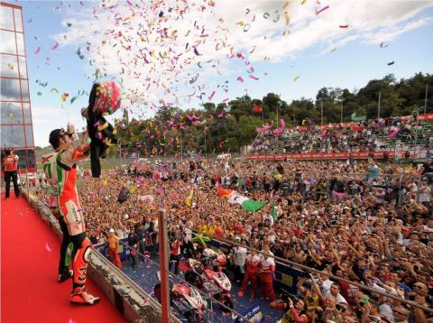 Max Biaggi Campeón de las SBK 2010 y Checa firma un doblete en Imola
