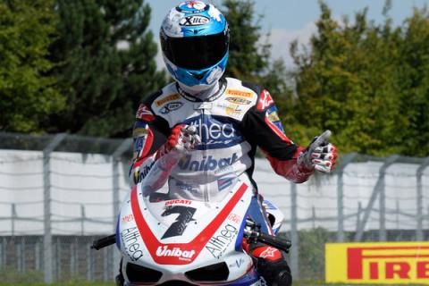 Carlos Checa gana la primera manga de las Superbikes en Imola