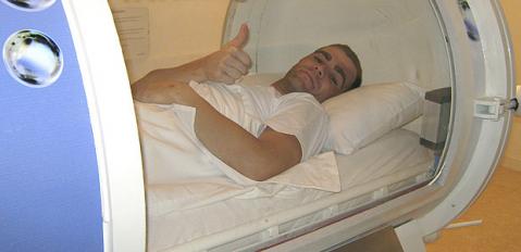 Fonsi Nieto sigue su recuperación en una cámara hiperbárica