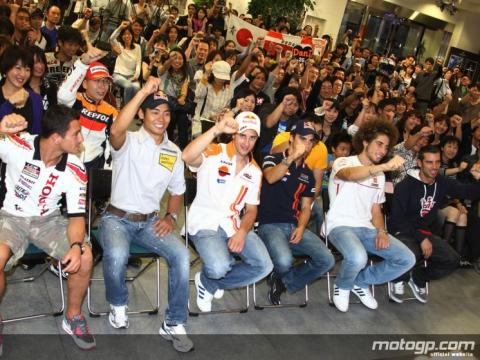Los pilotos Honda MotoGP con sus fans en la sede central de la marca