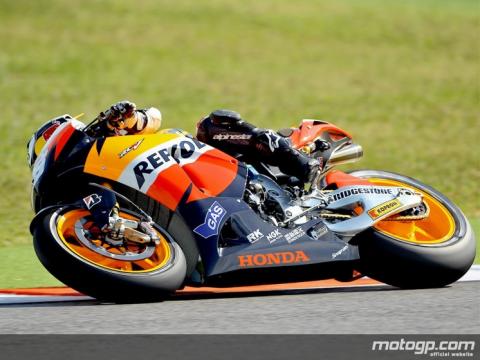 Dani Pedrosa controla el warm up de MotoGP en Misano