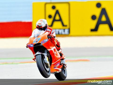 Casey Stoner da un recital de MotoGP en Motorland Aragón