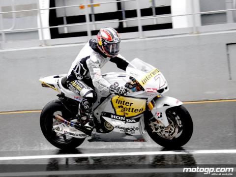 Aoyama el más rápido en la FP1 de MotoGP en Estoril, con la lluvia como protagonista