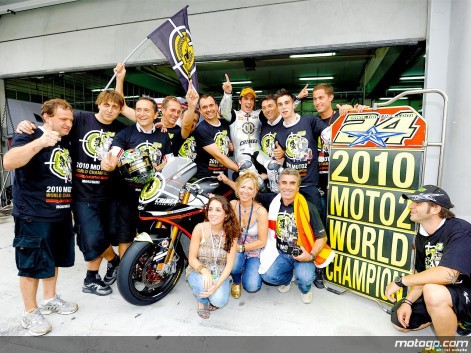 Celebración del título Mundial de Moto2 de Toni Elías en Manresa