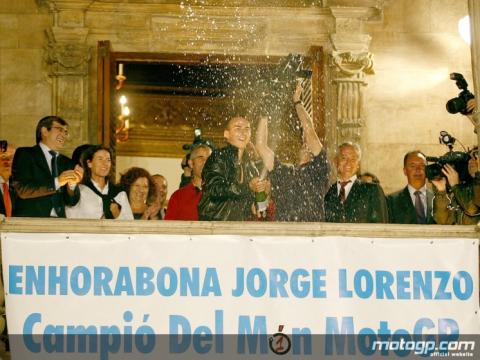 Jorge Lorenzo emocionado con la celebración de su título MotoGP en Mallorca