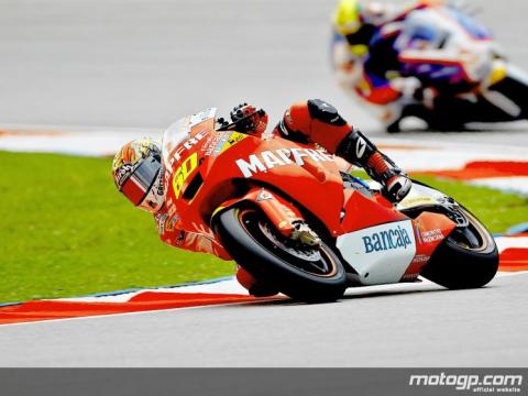 Julián Simón consigue la pole de Moto2 en Sepang, mientras Elías es 4º