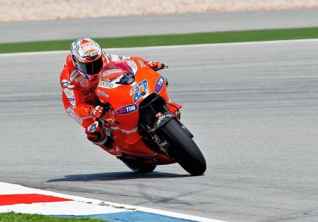 Casey Stoner ataca a Valentino Rossi por su actitud con Lorenzo