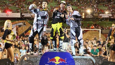Podmol consigue el título del Campeonato FIM Freestyle MX, seguido por Izzo y Miralles