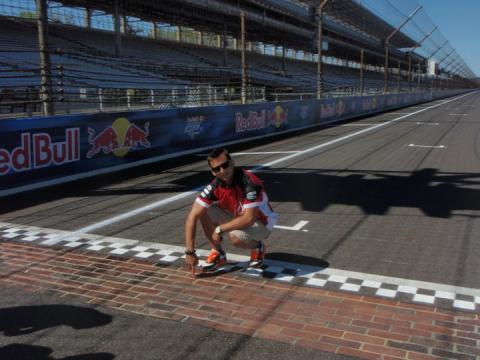 La Foto Plus Motera del Día con Ricky Cardús en el circuito de Indianápolis