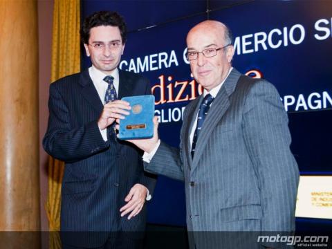 Carmelo Ezpeleta recoge el premio a Dorna Sports en Italia