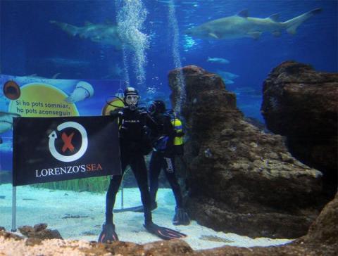 Jorge Lorenzo se despide del 2010 entre los tiburones del Aquarium de BCN