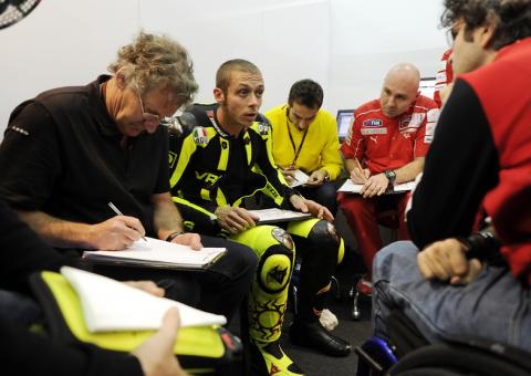 Rossi quiere una moto menos rígida y menos extrema para 2011