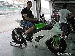 Gabor Talmacsi va a Sepang a ver la Kawasaki del Team Pedercini de las SBK