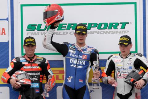 Luca Scassa triunfa en la carrera de Supersport en Australia con Parkes 2º y Lowes 3º