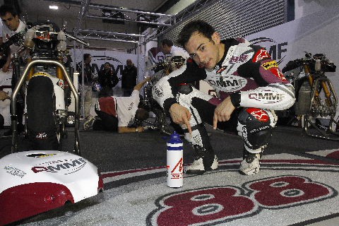 Ricky Cardús mejora en la sesión de entrenamientos oficiales de Moto2 en Qatar