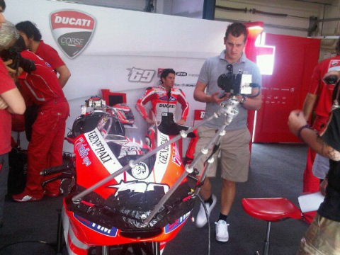 Nicky Hayden graba un anuncio antes de empezar la acción de MotoGP en Qatar