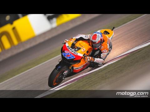 Casey Stoner controla el FP2 de MotoGP en Qatar 2011, con Pedrosa 2º y Spies 3º