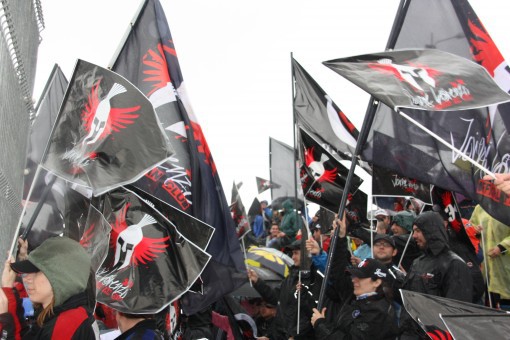 Los incondicionales espartanos de Lorenzo tiñen de negro la tribuna C-2 de Jerez