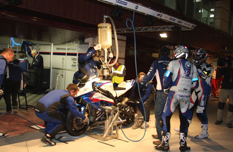 El equipo BMW Motorrad Francia 99 ganan las 8 Horas Nocturnas de Albacete