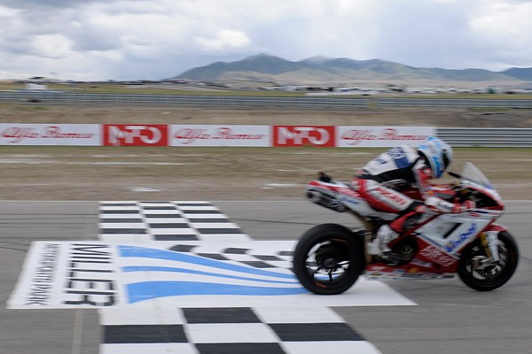 Carlos Checa consigue el doblete SBK en Miller Motorsport Park 2011