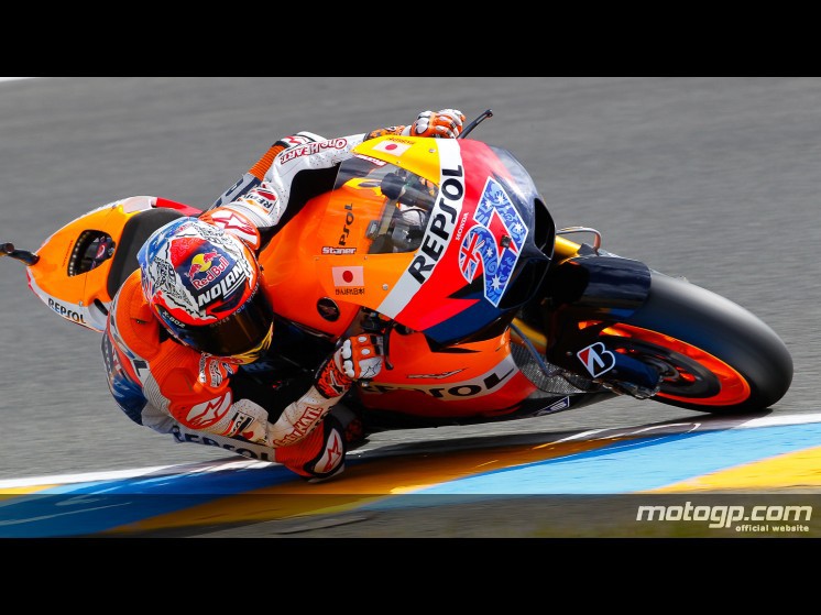 Casey Stoner domina la carrera de MotoGP en Le Mans marcada por el KO Pedrosa