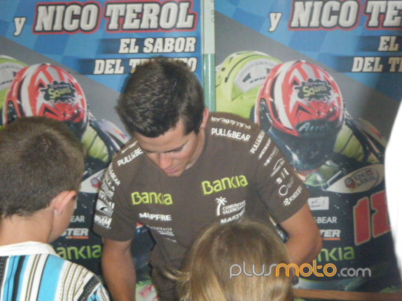 Nico Terol en Badalona firma autografos