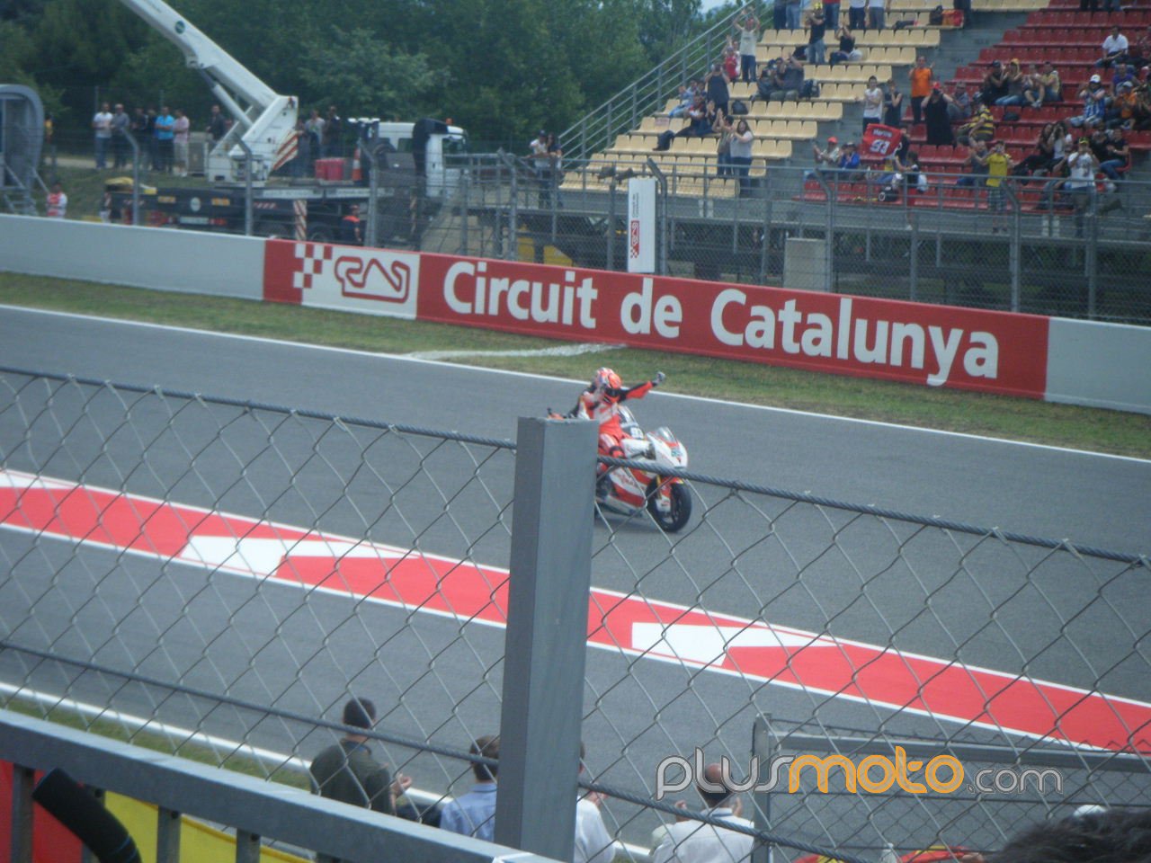 Bradl celebrando victoria de Moto2 en Catalunya