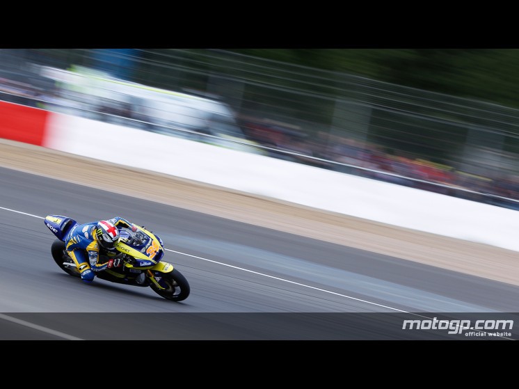 Stefan Bradl gana una carrera complicada en agua de Moto2 en Silverstone