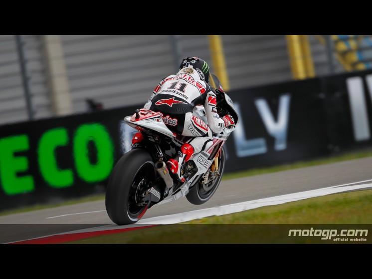 Ben Spies consigue su primera victoria de MotoGP en Assen con incidente Lor-Sic