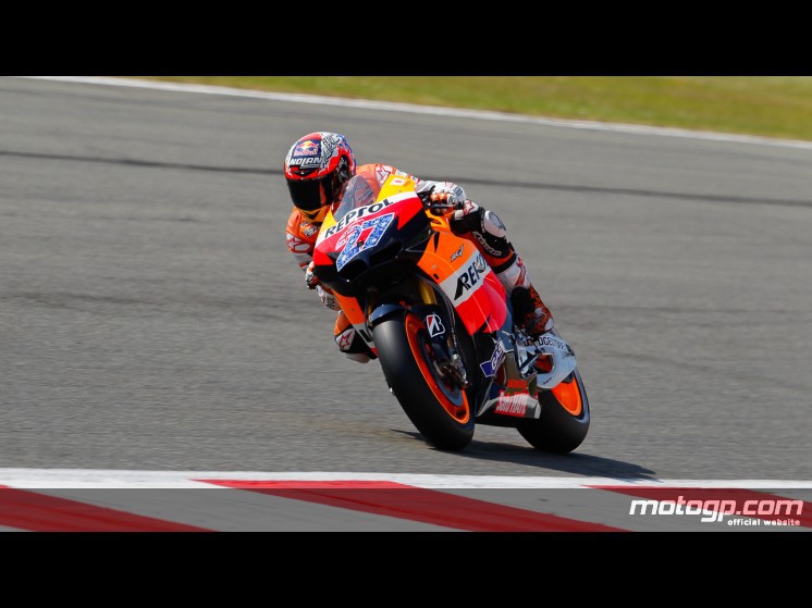 Casey Stoner es el poleman de MotoGP en Silverstone con SIC 2º y Lorenzo 3º