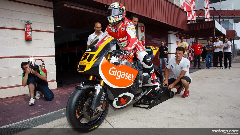 Julián Simón se prueba en Albacete con una Moto2