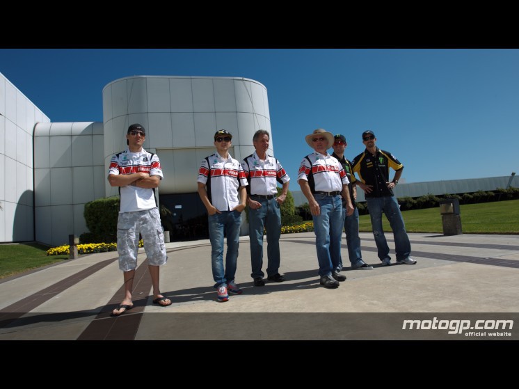 Las leyendas de Yamaha con sus pilotos actuales de MotoGP