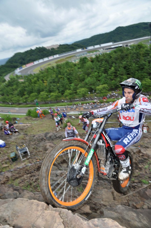 Adam Raga gana la segunda jornada del Mundial de Trial en Japón